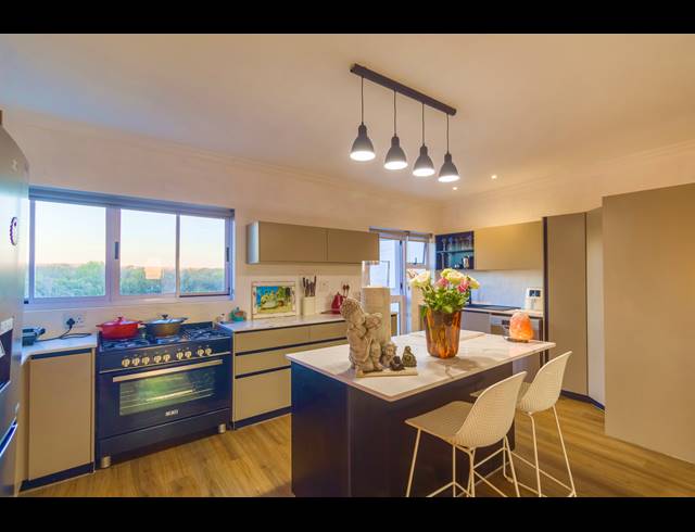 5 BEDROOM HOUSE FOR SALE IN GROTTO BAY